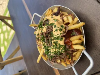 BATATAS FRITAS COM SHOPPED BRISKET E MOLHO DE QUEIJO