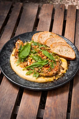 BERINJELA TOSTADA COM HOMMUS